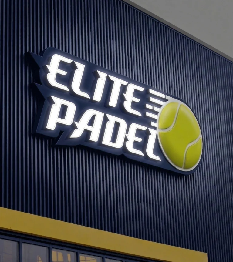 Enseigne « Elite Padel » en lettres blanches et balle jaune sur façade bleu marine
