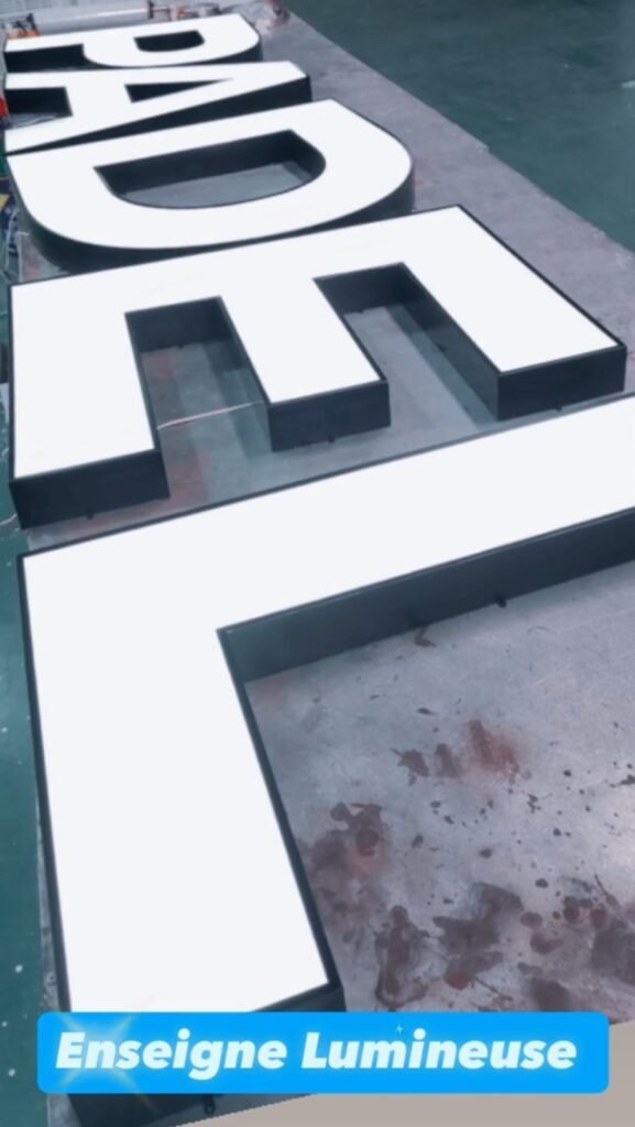 Enseigne en lettres boîtier blanc à face éclairée