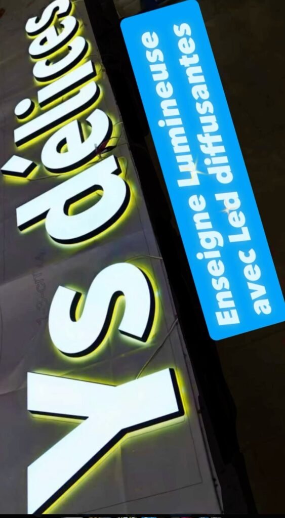Enseigne en lettres 3D à LED diffusantes sur fond noir